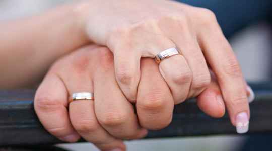 обручальные кольца на пальцах супруг