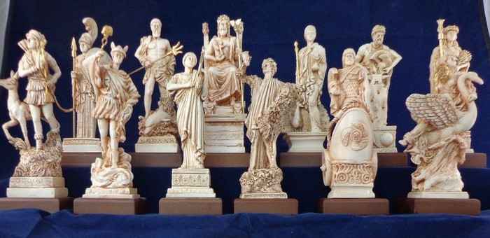 Классический греческий пантеон насчитывал 12 божеств-олимпийцев