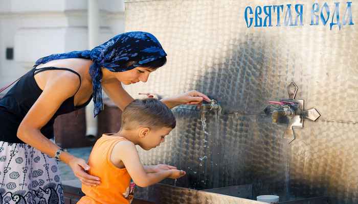 Умывание ребёнка святой водой