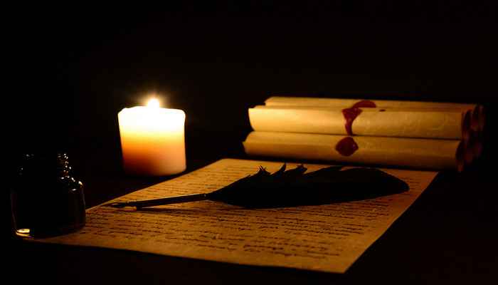 Лист бумаги и свечка для ритуала
