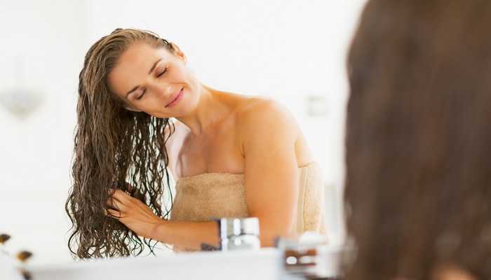Один из самых простых методов по уходу за волосами – мытье головы