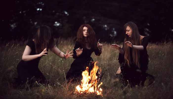 Ведьмы делают ритуал оморока