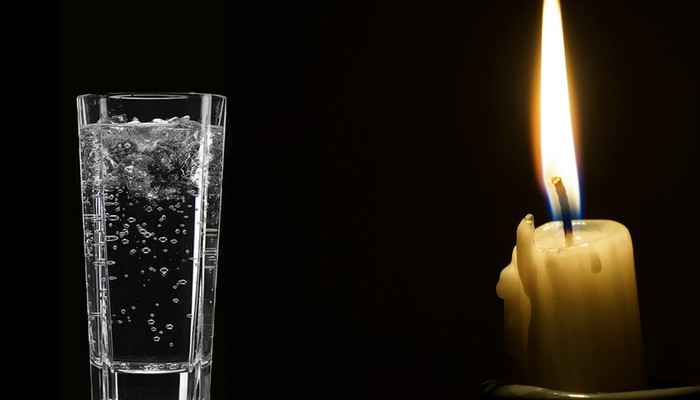 Свечи и стакан с водой для заговора